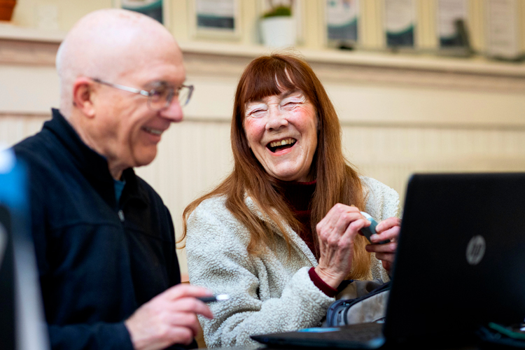 Cappella Pueblo West Senior Living Community in Pueblo West, CO - senior couple learning how to use computer